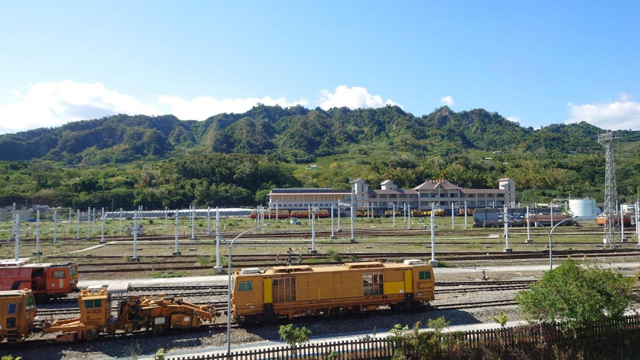 The Railroad Runs Hotel Taitung ภายนอก รูปภาพ