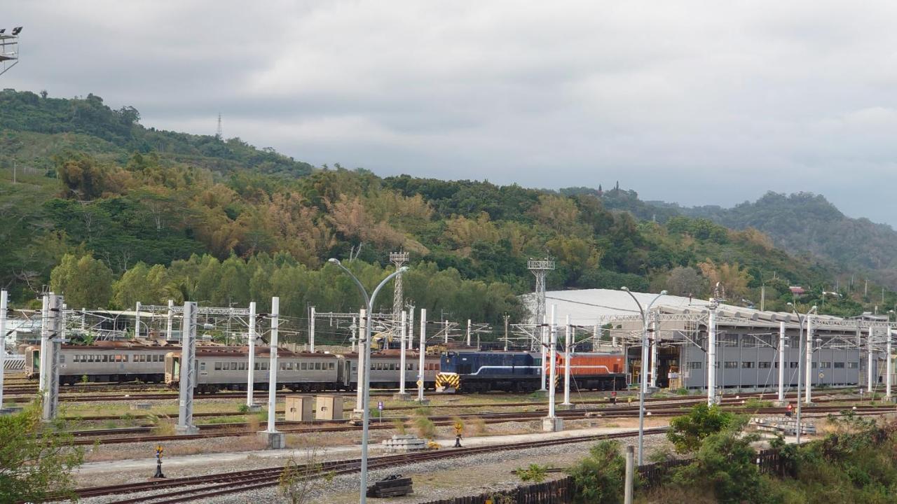 The Railroad Runs Hotel Taitung ภายนอก รูปภาพ