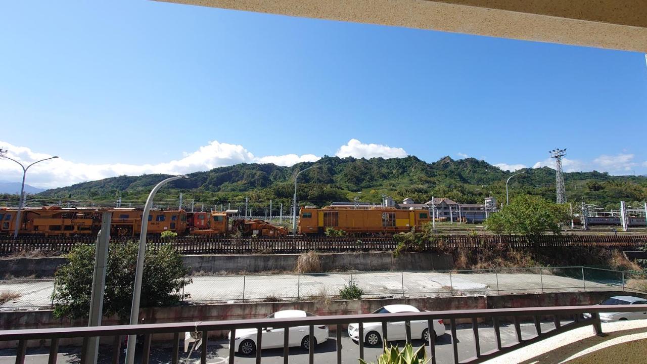 The Railroad Runs Hotel Taitung ภายนอก รูปภาพ