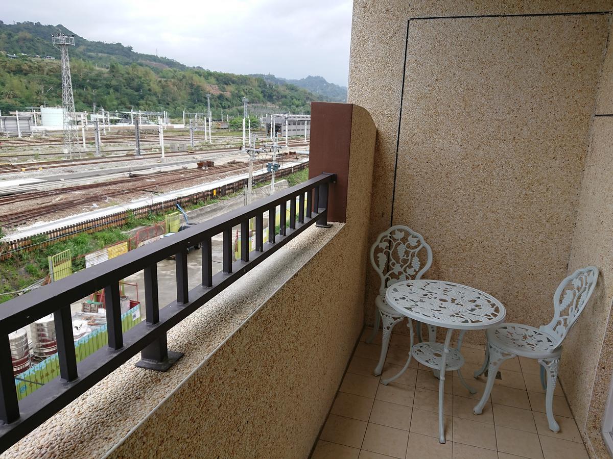 The Railroad Runs Hotel Taitung ภายนอก รูปภาพ